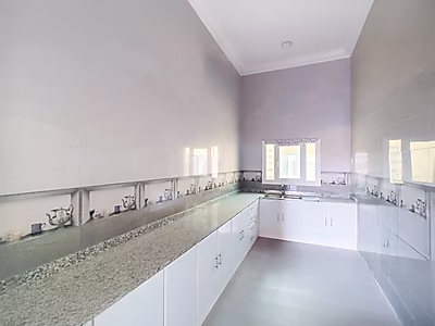 PRIME LOCATION || BRAND NEW WAREHOUSE || OFFICES || SHOWROOM || ROOMS || GARAGE LICENSE