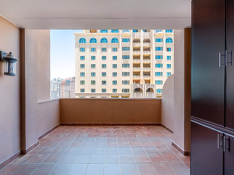 Stylish Fully Renovated 2-Bedroom Apartment | Full Marina View | Title Deed Ready - Photo 1
