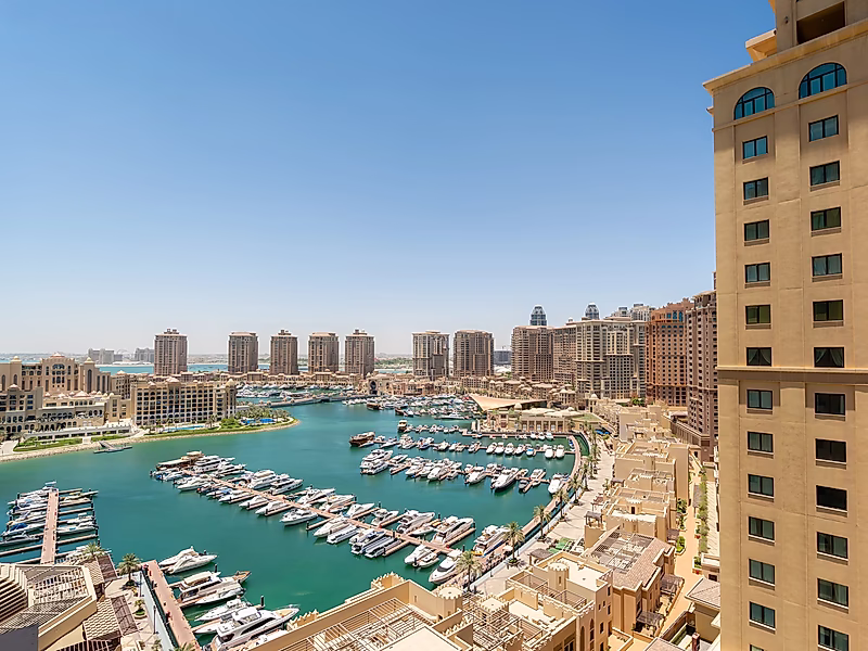 Stylish Fully Renovated 2-Bedroom Apartment | Full Marina View | Title Deed Ready - Photo 2