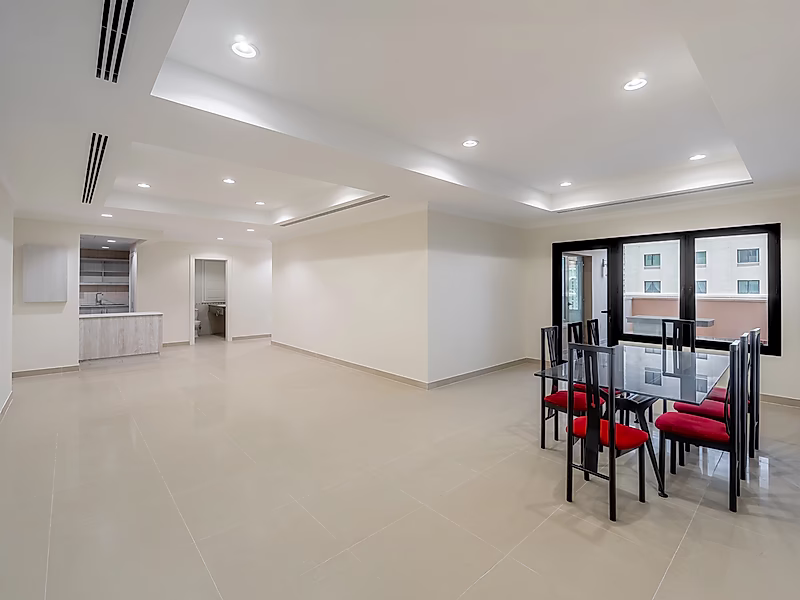 Stylish Fully Renovated 2-Bedroom Apartment | Full Marina View | Title Deed Ready - Photo 3