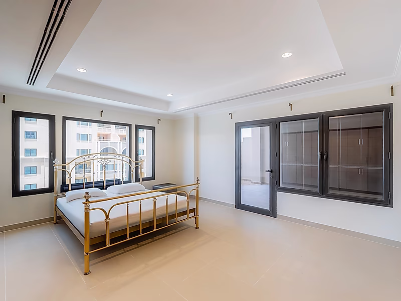 Stylish Fully Renovated 2-Bedroom Apartment | Full Marina View | Title Deed Ready - Photo 4