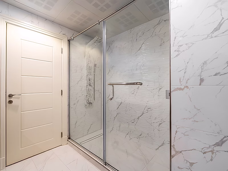 Stylish Fully Renovated 2-Bedroom Apartment | Full Marina View | Title Deed Ready - Photo 5