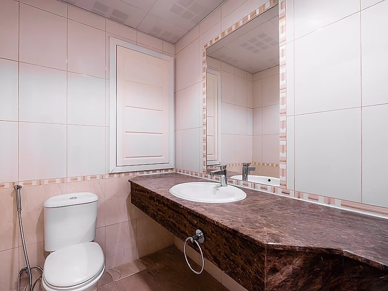 Stylish Fully Renovated 2-Bedroom Apartment | Full Marina View | Title Deed Ready - Photo 8