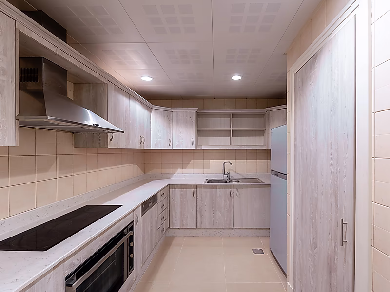 Stylish Fully Renovated 2-Bedroom Apartment | Full Marina View | Title Deed Ready - Photo 10