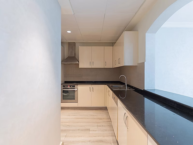 Stylish Fully Furnished 1 Bedroom Apartment | Marina View | Title Deed Ready - Photo 5