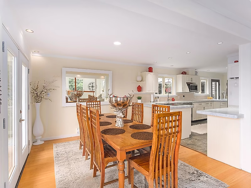 Exclusive 5BR Oceanfront Living in Vancouver, Canada - Photo 5