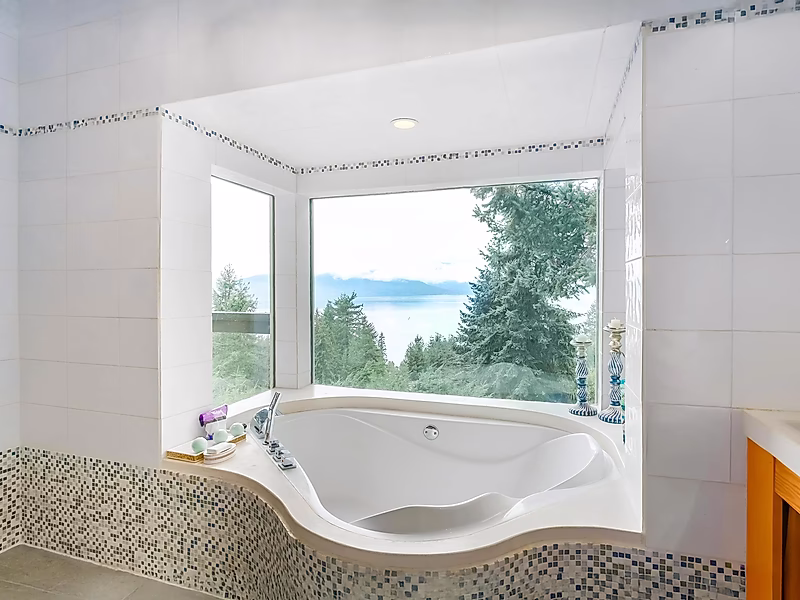 Exclusive 5BR Oceanfront Living in Vancouver, Canada - Photo 13
