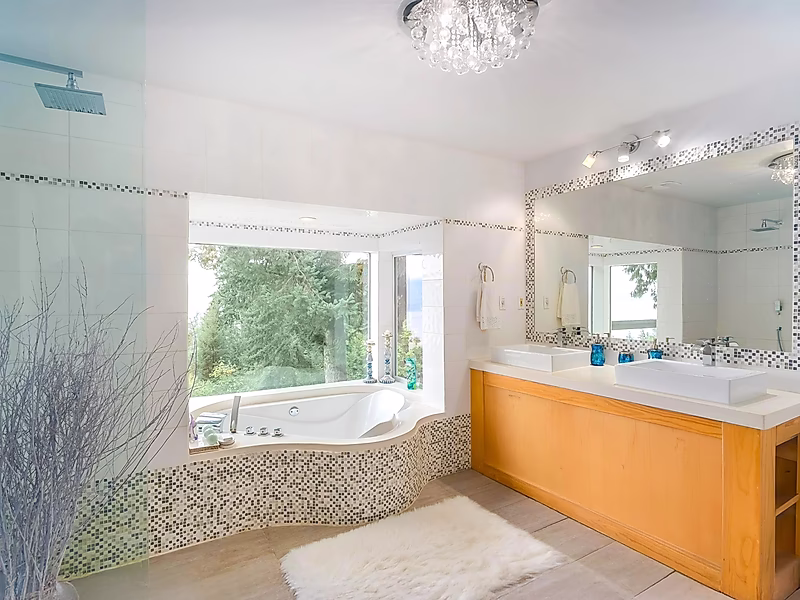 Exclusive 5BR Oceanfront Living in Vancouver, Canada - Photo 14