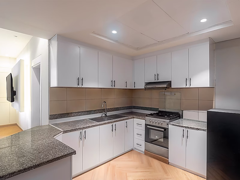 Unique 1-Bedroom Apartment with 2 Balconies | Fully Furnished & Renovated - Photo 3