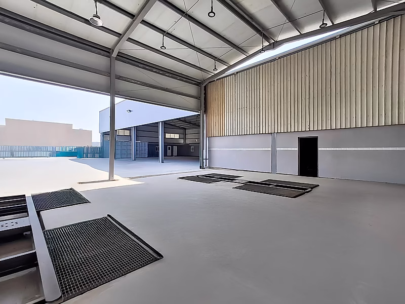 4,000 sqm Heavy Vehicle Garage for Rent in Birkat Al Awamer - Photo 4