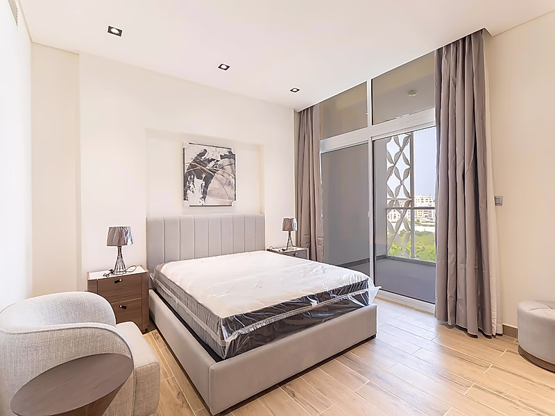 Luxury 2-Bedroom Apartment with Scenic Crescent Garden View - Photo 5