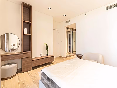 Luxury 2-Bedroom Apartment with Scenic Crescent Garden View