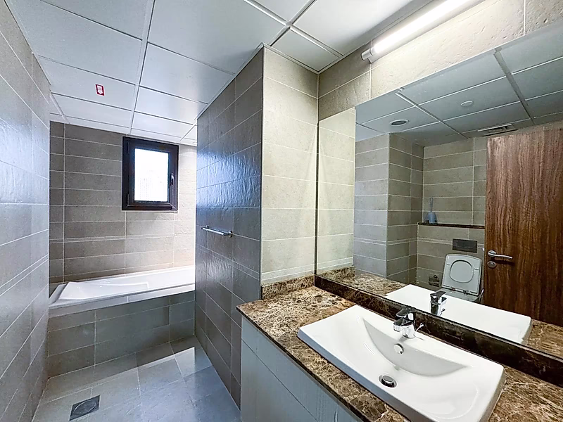 Spacious 2-Bedroom Apartment in The Pearl | City & Sea Views | Rented - Photo 7