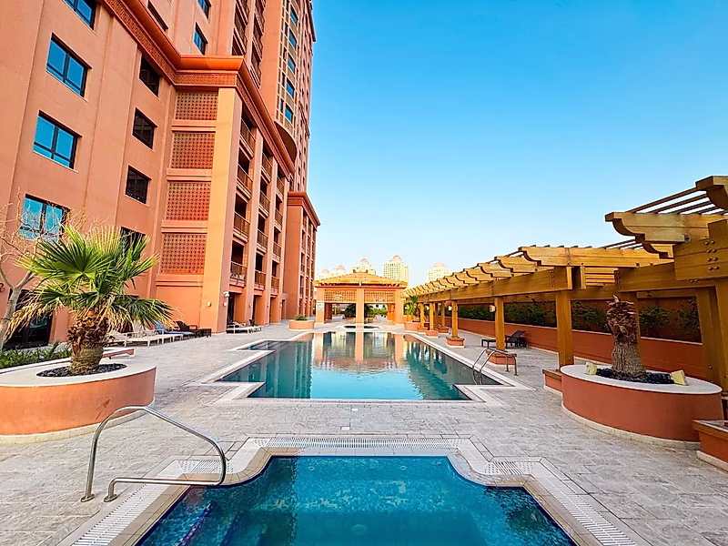 Spacious 2-Bedroom Apartment in The Pearl | City & Sea Views | Rented - Photo 9