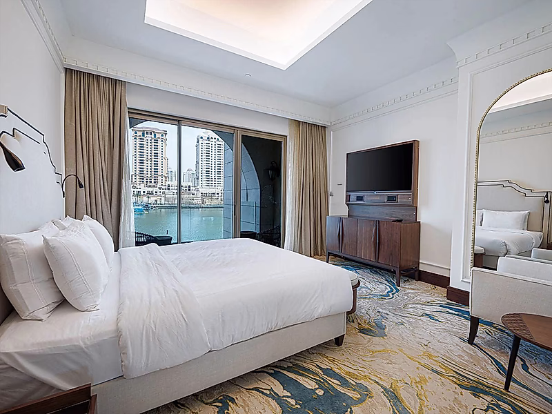 Luxury 4-Bedroom Duplex Townhouse with Private Pool & Panoramic Sea Views at St. Regis Marsa Arabia – The Pearl - Photo 8