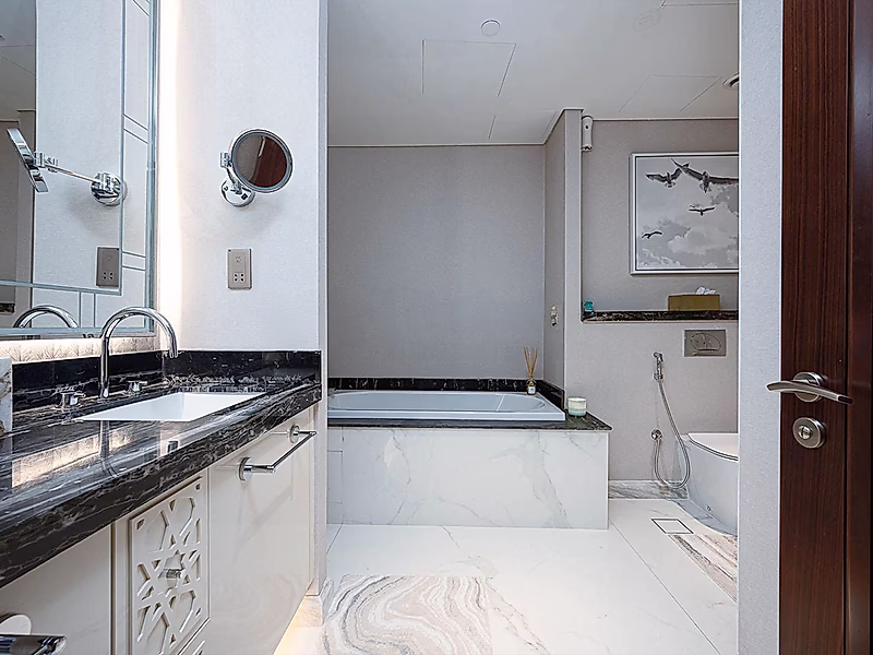 Luxury 4-Bedroom Duplex Townhouse with Private Pool & Panoramic Sea Views at St. Regis Marsa Arabia – The Pearl - Photo 14