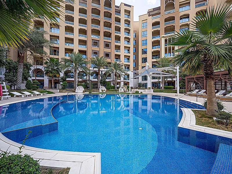 Luxury 4-Bedroom Duplex Townhouse with Private Pool & Panoramic Sea Views at St. Regis Marsa Arabia – The Pearl - Photo 17