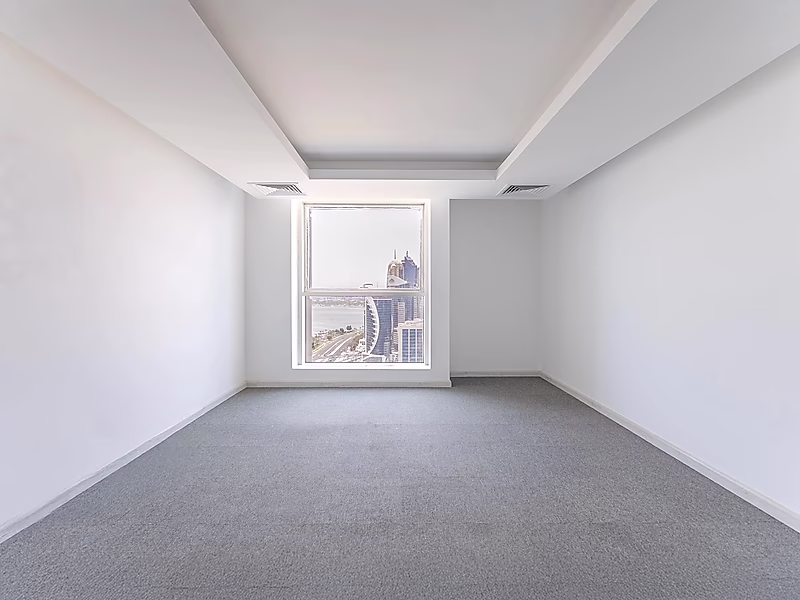 Premium 200 SQM Fully Fitted Office – Sea & City Views – West Bay - Photo 4