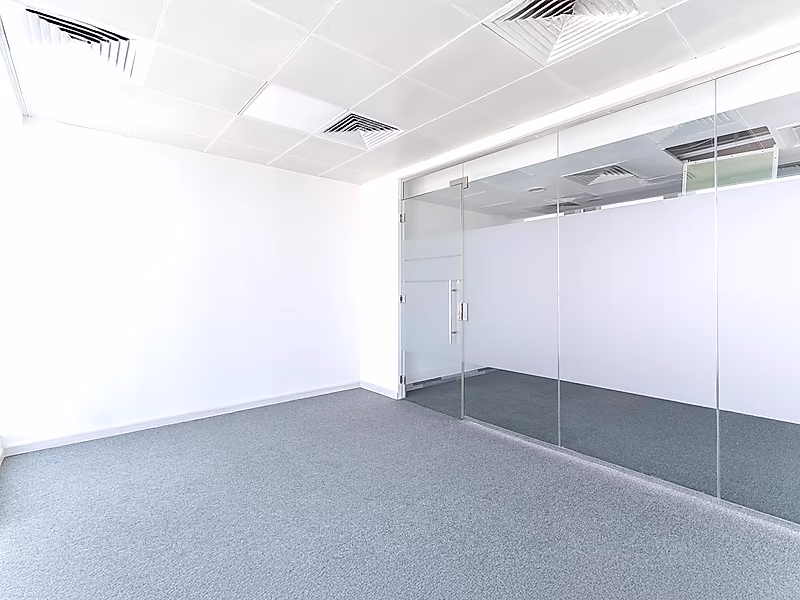 Premium 200 SQM Fully Fitted Office – Sea & City Views – West Bay - Photo 7