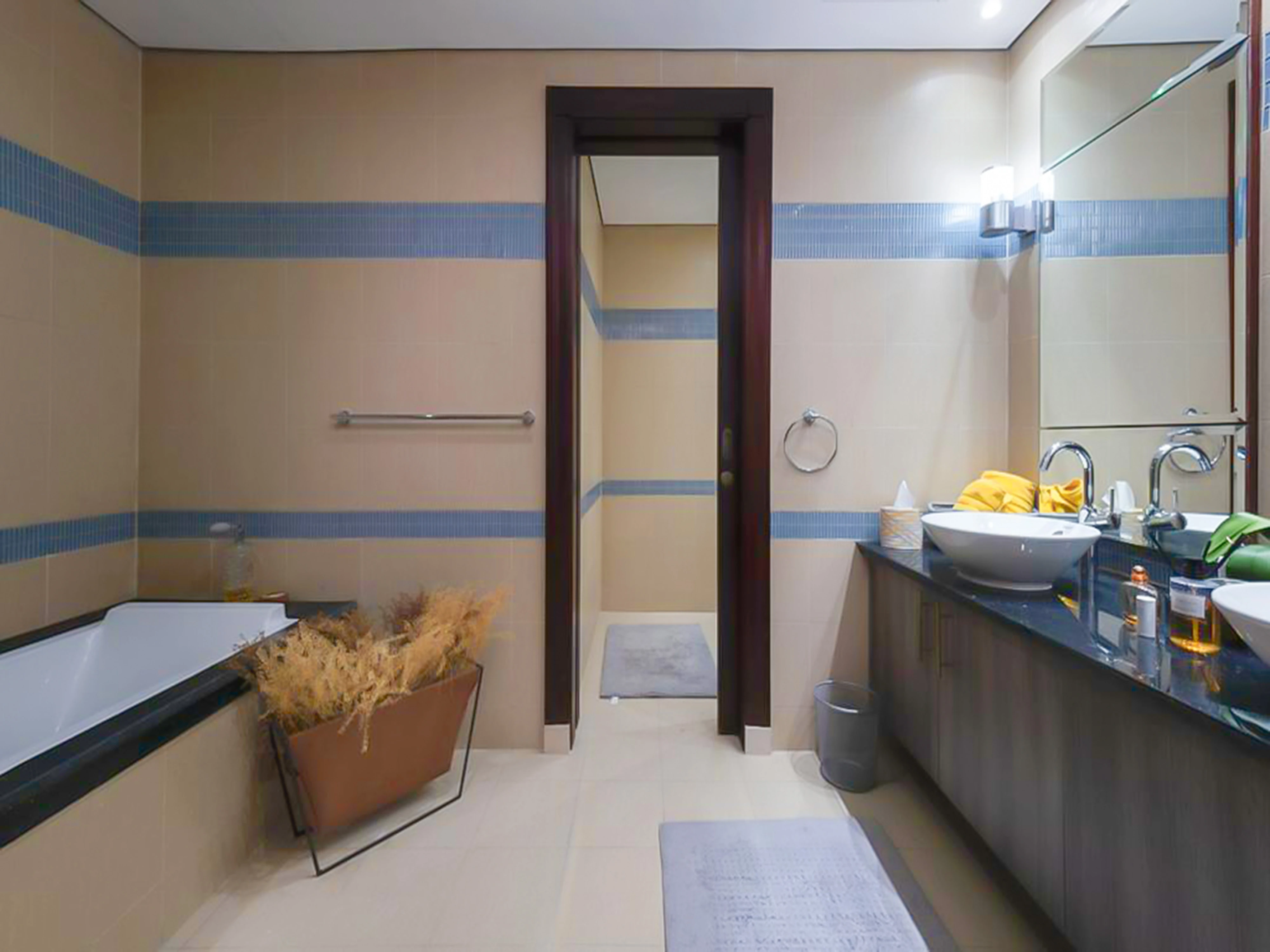 STYLISHLY REDFINED 1-BEDROOM TOWNHOUSE | MARINA VIEW | PORTO