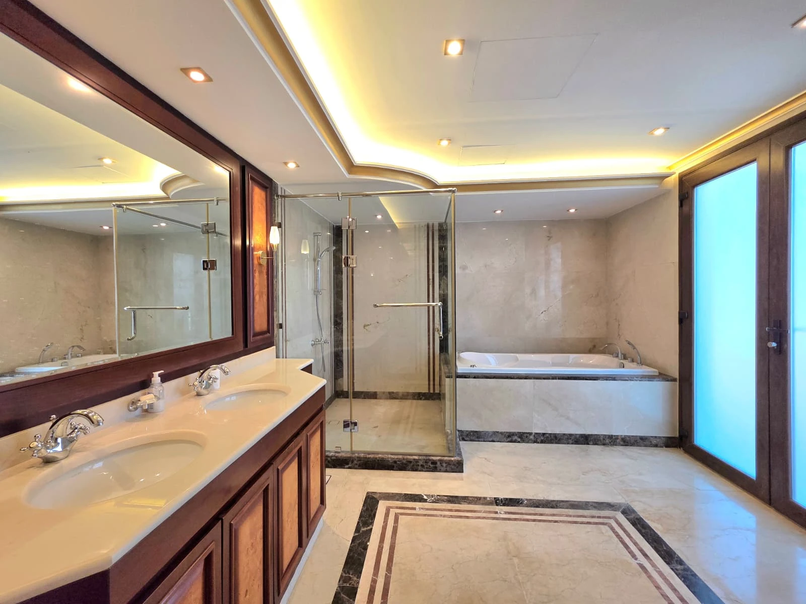 Royal Living in The Pearl-Qatar | Private Palace with Beach Access & Ultimate Privacy - Photo 28