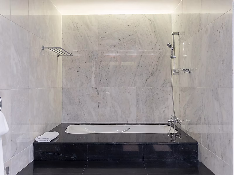 SERVICED TRIPLEX PENTHOUSE | ALL INCLUSIVE 4BR+MAID | WEST BAY - Photo 21