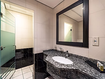 Upscale 2-Bedroom Apartment with Resort Amenities