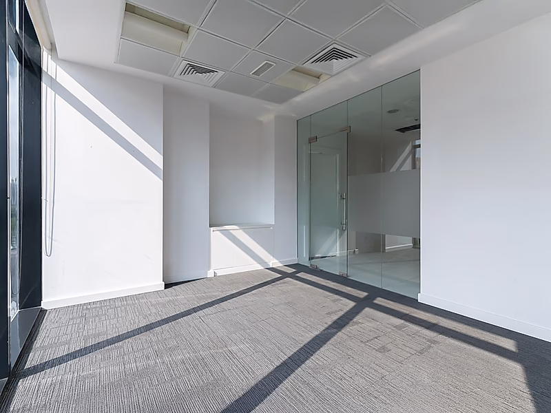 Modern 278 sqm Office with Floor-to-Ceiling Glass in Old Airport - Photo 4