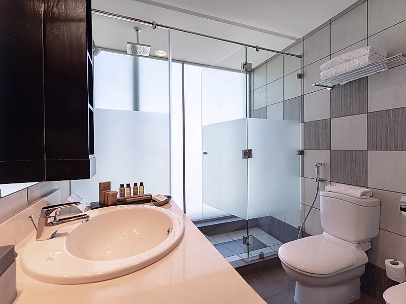 Bills Included! Premium 2-Bedroom Serviced | Westbay - Photo 10