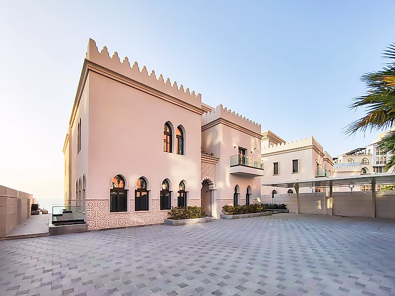 DIRECT SEA-FRONT ACCESS 5BR+M VILLA | LA PLAGE - Photo 2