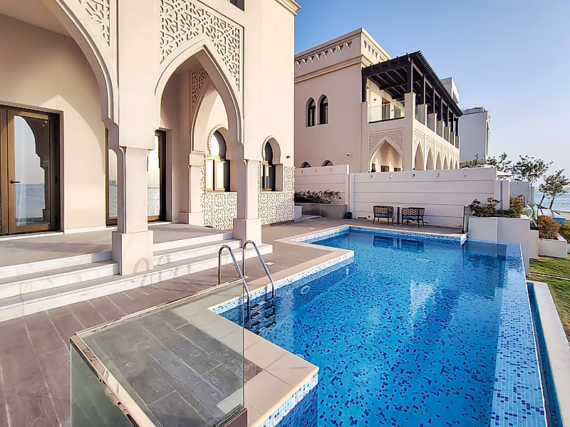 DIRECT SEA-FRONT ACCESS 5BR+M VILLA | LA PLAGE - Photo 11