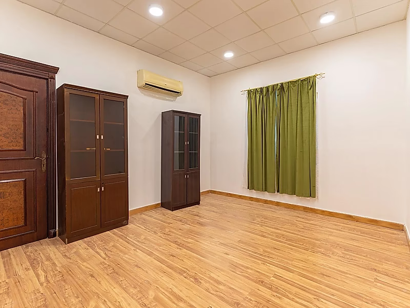 Prime 5-Bedroom Villa with Private Pool in Al Nuaija - Photo 7