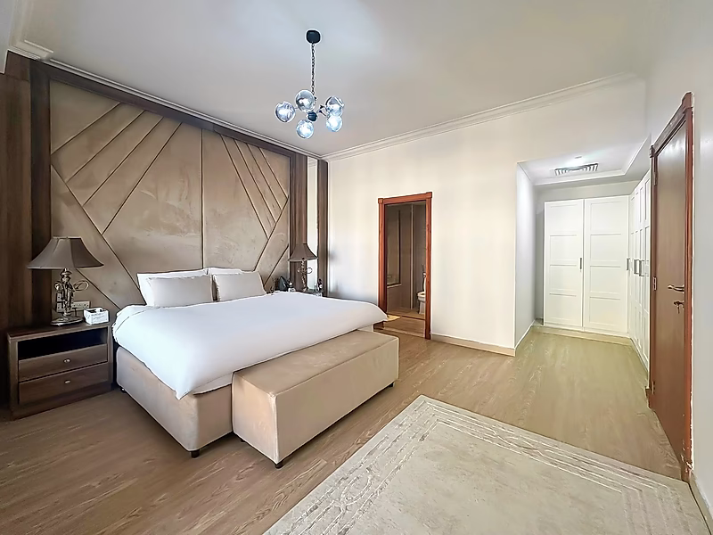 LUXURIOUS 1 + OFFICE | UNIQUE LAYOUT, VIEW AND FULLY REFURBISHED | READY TO MOVE IN - Photo 4