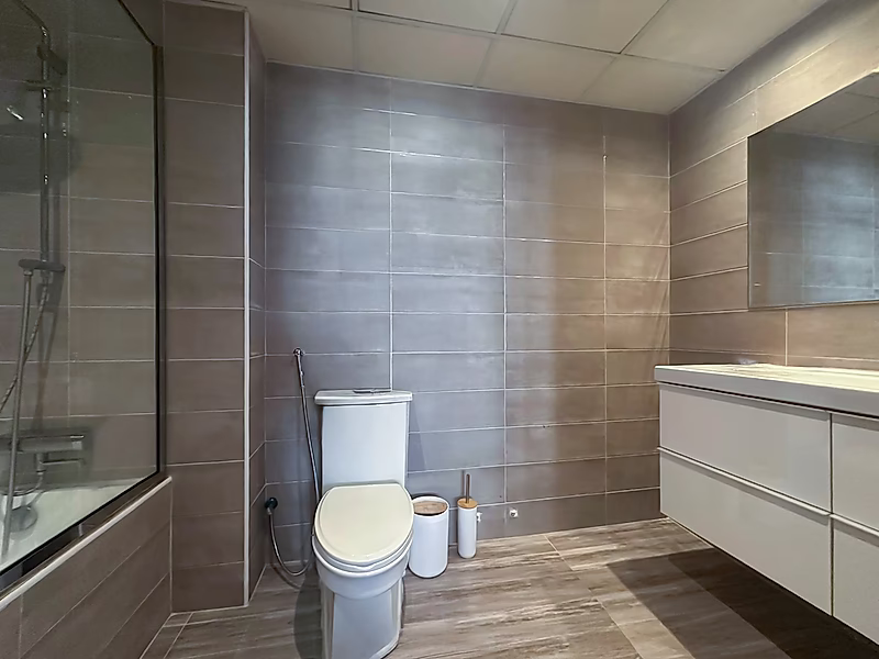 LUXURIOUS 1 + OFFICE | UNIQUE LAYOUT, VIEW AND FULLY REFURBISHED | READY TO MOVE IN - Photo 8