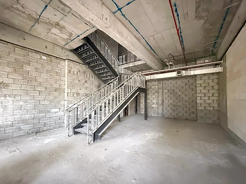 Prime Retail Space | Elegant Ambiance - Photo 2