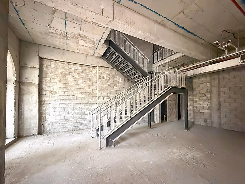Prime Retail Space | Elegant Ambiance - Photo 1