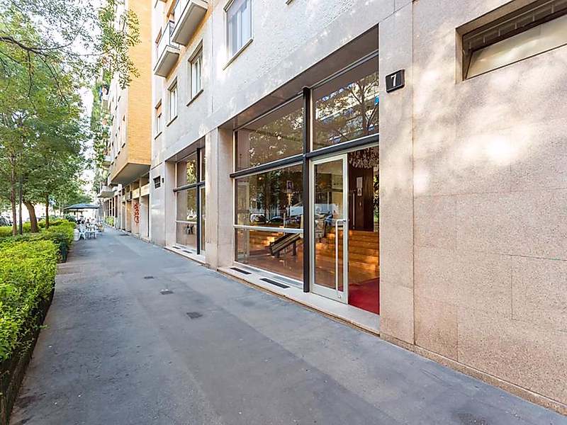 380,000 euros Stylish Ground-Floor Designer Apartment with Private Courtyard Access – City Life Area, Milan - Photo 6