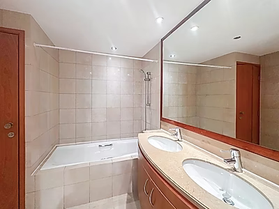 BILLS IN! ELEGANT STUDIO WITH WATERFRONT VIEWS