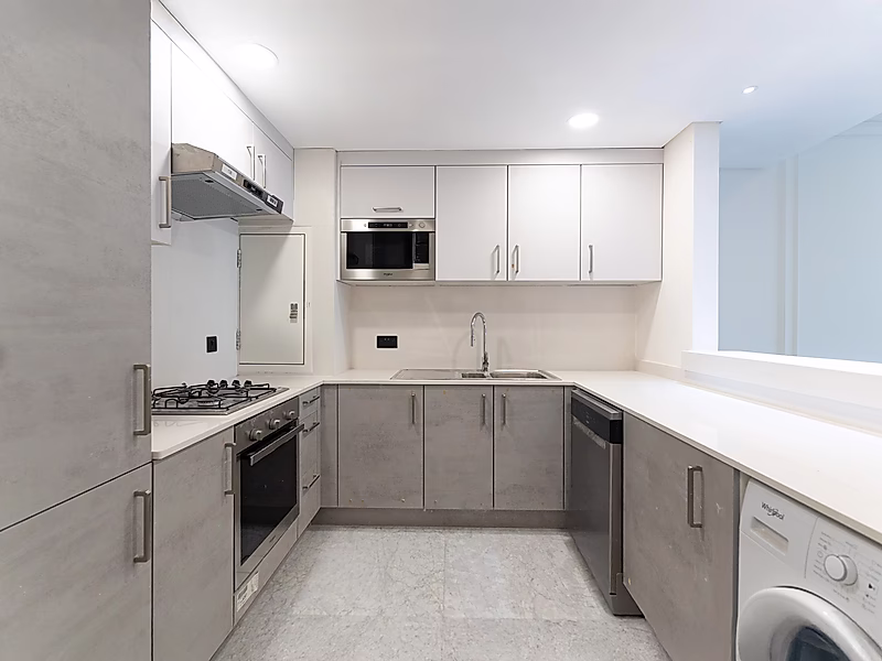 Stunning 2+ Bedroom Retreat - Photo 15