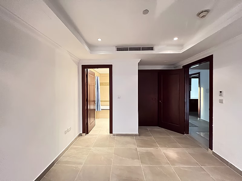 Huge Terrace, Sunny & Spacious 2BR Semi Furnished Townhouse for Sale at Mid Porto Arabia The Pearl - Photo 4