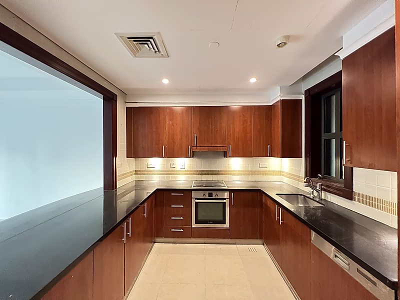 Huge Terrace, Sunny & Spacious 2BR Semi Furnished Townhouse for Sale at Mid Porto Arabia The Pearl - Photo 5
