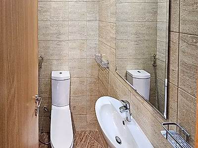 UNFURSNISHED 1 BEDROOM APARTMENT | FOX HILLS