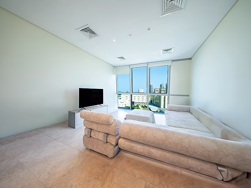 Sophisticated 2BR Apartment with Elegant Finishes - Photo 2