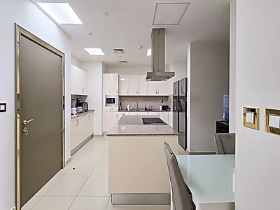 Stunning Renovated Penthouse | Panoramic Marina Views | Prime Location