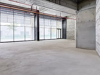 Chic Retail Space | Prime Visibility
