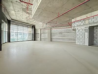 140 Sqm High ceiling retail space / Lusail