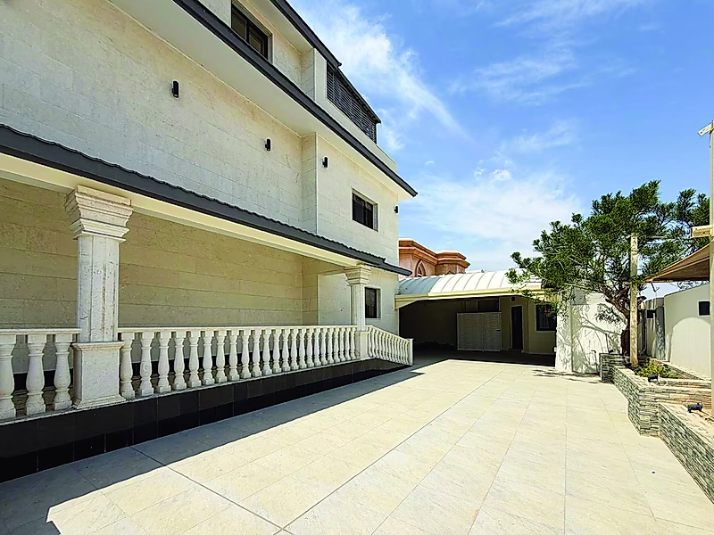 Exquisite Living: 6+ Bedrooms Awaits You - Photo 17