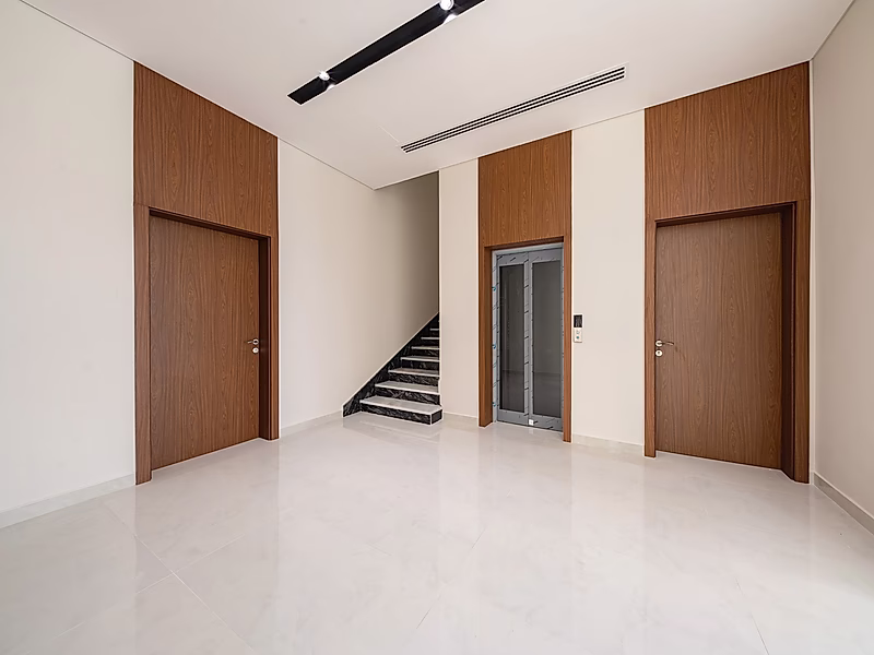 Luxury Modern Villa Ready for Immediate Occupancy for Sale in Muraikh – Prime Location on a Main Road - Photo 4