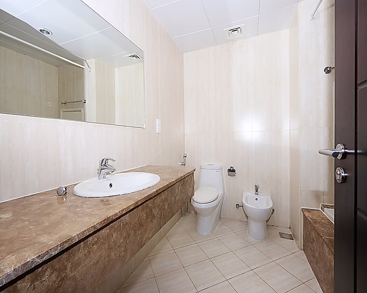Amazing 1-Bedroom Apartment in  Porto Arabia - Photo 10
