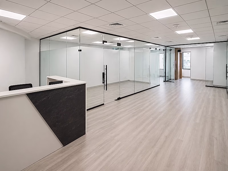 Luxury Fitted Office for Rent | Prime Amenities - Photo 2